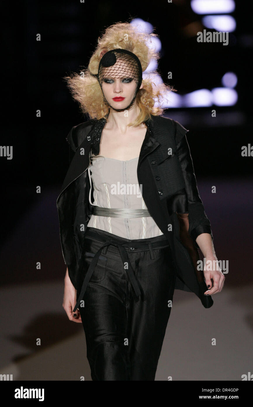 17. Februar 2009 - New York, New York, USA - der Diesel Black Gold Start-und Landebahn Modenschau während der Mercedes Benz Fashionweek im Bryant Park in New York City. (Kredit-Bild: © Brian Dowling/Southcreek EMI/ZUMA Press) Stockfoto