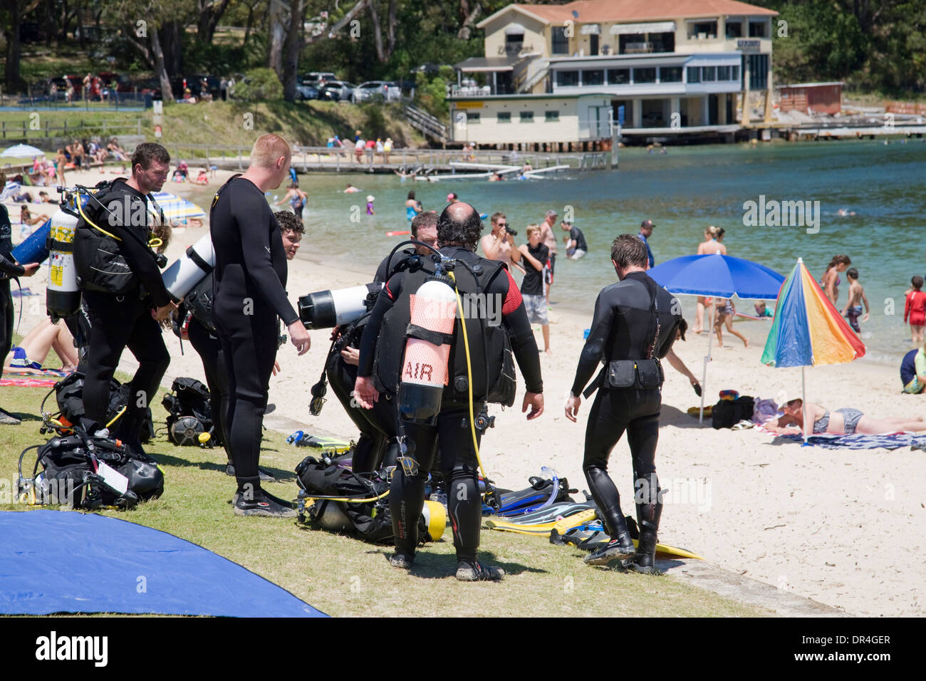 Taucher, die sich auf den Einstieg ins Meer in Little Beach in Nelson Bay, Port Stephens, Australien vorbereiten Stockfoto