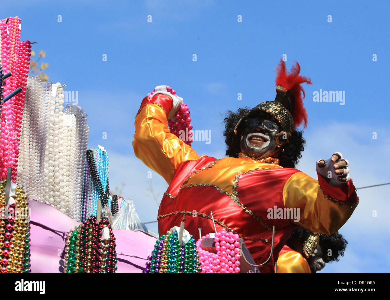 24. Februar 2009 gerollt - New Orleans, Louisiana, USA - Szenen aus der Krewe von Zulu-Parade wie es entlang der St. Charles Avenue Paradestrecke wirft Perlen, Kokosnüsse und verschiedene Kleinigkeiten am Karneval-Tag in New Orleans, Louisiana gemalt. Karneval ist eine jährliche Feier, die um Mitternacht mit dem Start der katholischen Fastenzeit endet mit dem Aschermittwoch beginnt und endet mit Stockfoto