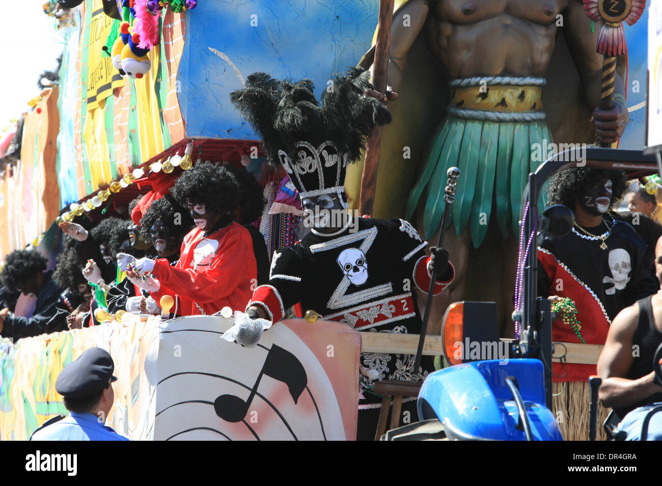 24. Februar 2009 gerollt - New Orleans, Louisiana, USA - Szenen aus der Zulu-Parade wie es entlang der St. Charles Avenue Paradestrecke wirft Perlen, Kokosnüsse und verschiedene Kleinigkeiten am Karneval-Tag in New Orleans, Louisiana gemalt. Karneval ist eine jährliche Feier, die um Mitternacht mit dem Start der katholischen Fastenzeit endet mit dem Aschermittwoch beginnt und endet mit Ostern. Stockfoto