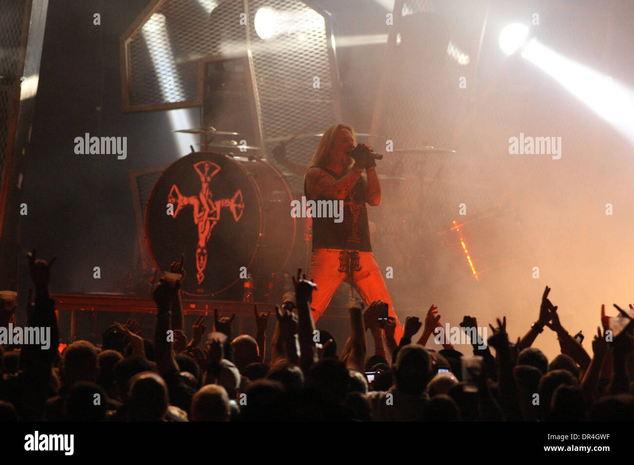 28. Februar 2009 führt - New Orleans, Louisiana, USA - VINCE NEIL von Mötley Crüe auf der Bühne, während der Bandes Saints of Los Angeles Tour, die einen Stopp in der New Orleans Arena gemacht. (Kredit-Bild: © Robert/Southcreek EMI Derick/ZUMA Press) Stockfoto