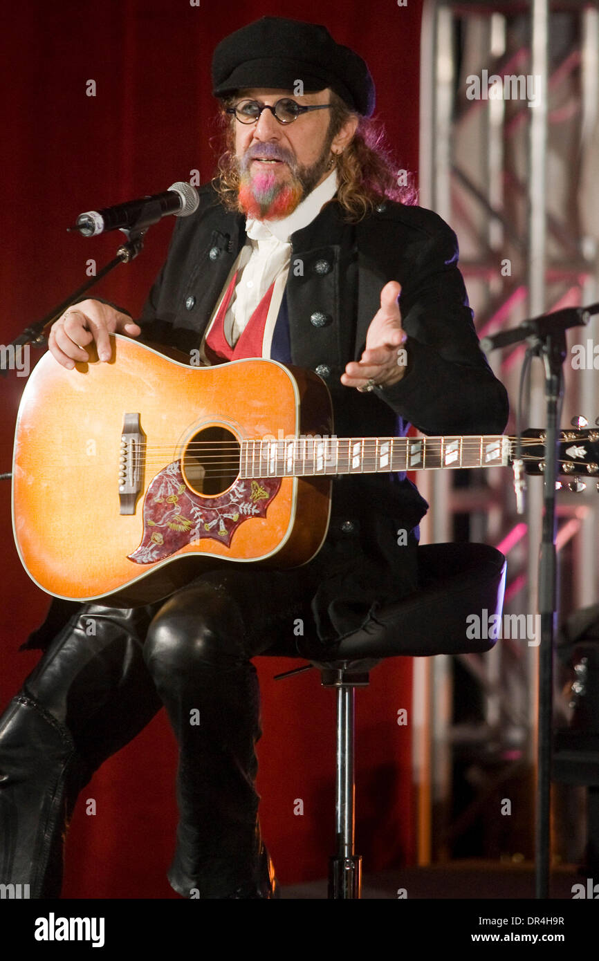 14. März 2009 führt bei den Indie-Awards im Rahmen der Canadian Music Week 2009 in Toronto, Kanada - Toronto, Ontario, Kanada - Songwriter MARK HUDSON. (Kredit-Bild: © Steve Dachgaube/Southcreek EMI/ZUMA Press) Stockfoto