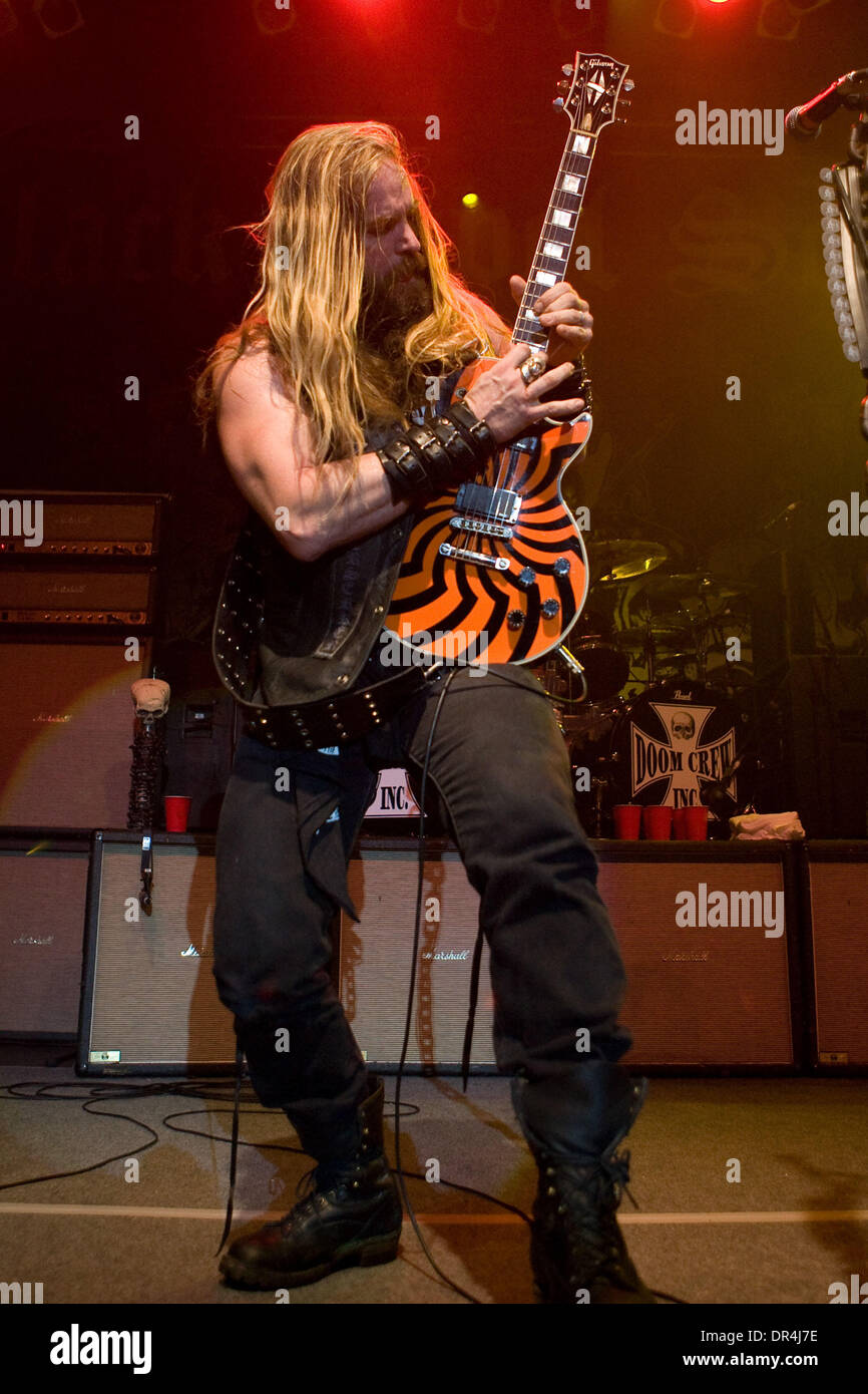 4. April 2009 - Toronto, Ontario, Kanada - ZAKK WYLDE von Black Label Society führt eines ihrer Lieder auf den Sound Academy in Toronto. (Kredit-Bild: © Steve Dachgaube/Southcreek EMI/ZUMA Press) Stockfoto