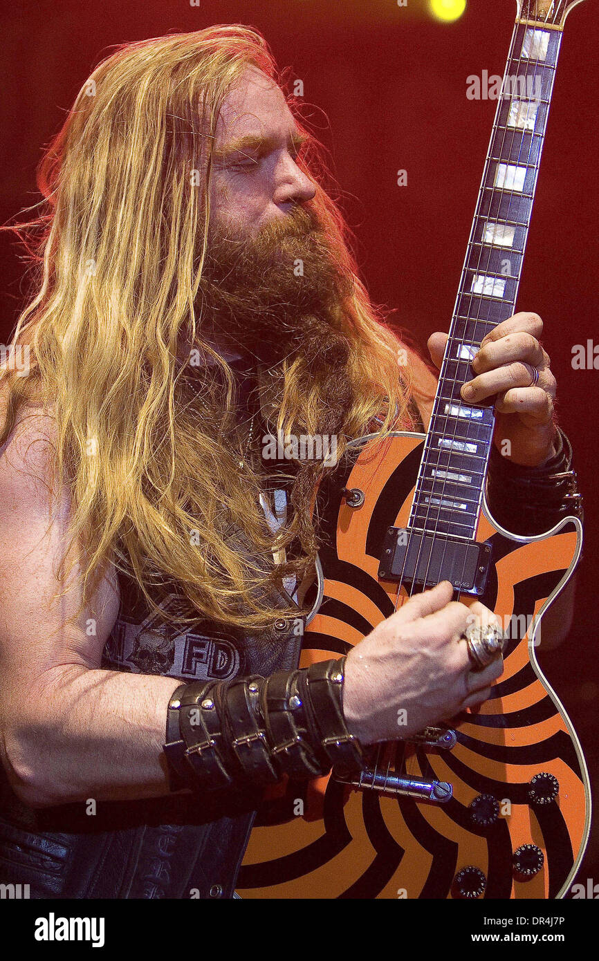 4. April 2009 - Toronto, Ontario, Kanada - ZAKK WYLDE von Black Label Society führt eines ihrer Lieder auf den Sound Academy in Toronto. (Kredit-Bild: © Steve Dachgaube/Southcreek EMI/ZUMA Press) Stockfoto