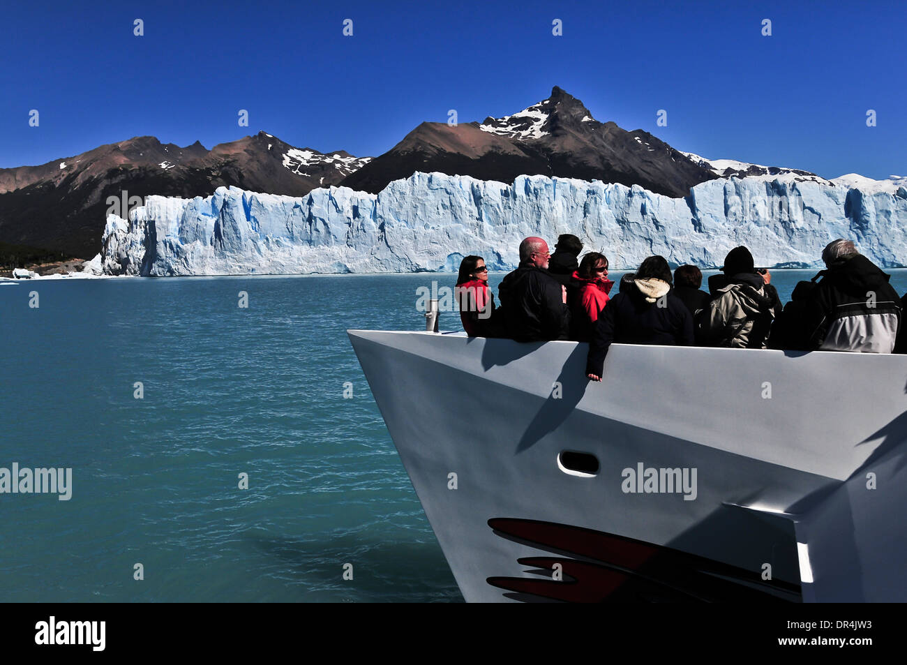 Touristen genießen Glaciar Perito Moreno Stockfoto