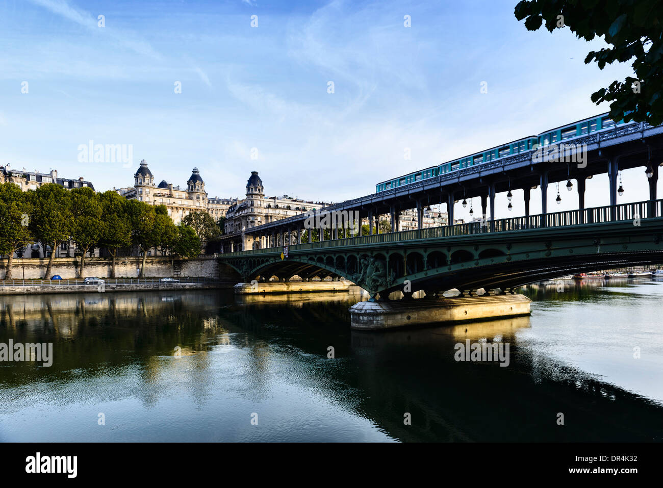 Skyline von Paris spiegelt sich im Fluss, Paris, Frankreich Stockfoto