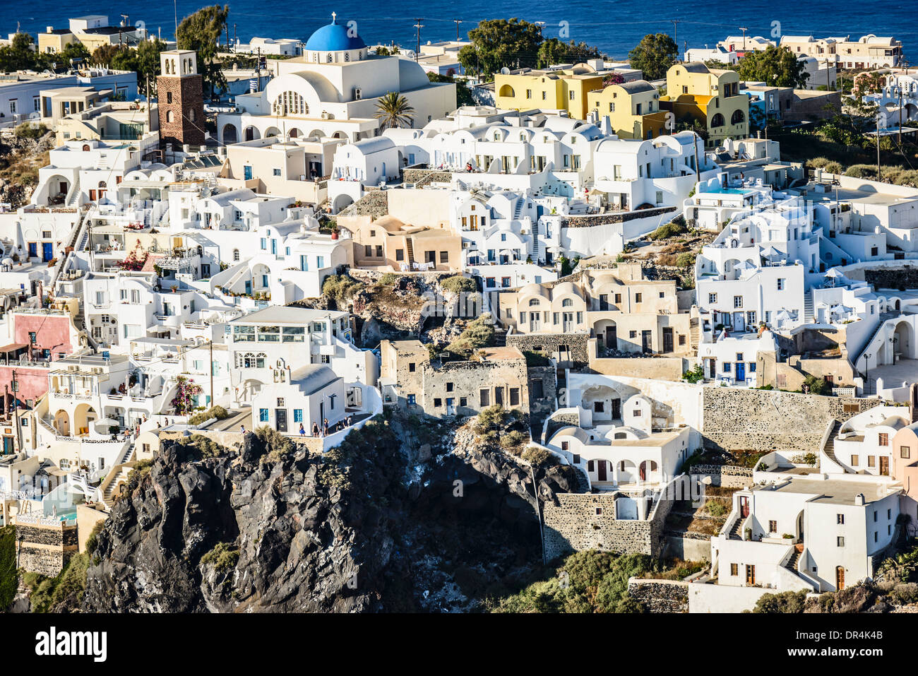 Luftaufnahme der Stadt auf dem Hügel, Santorini, Egeo, Griechenland Stockfoto