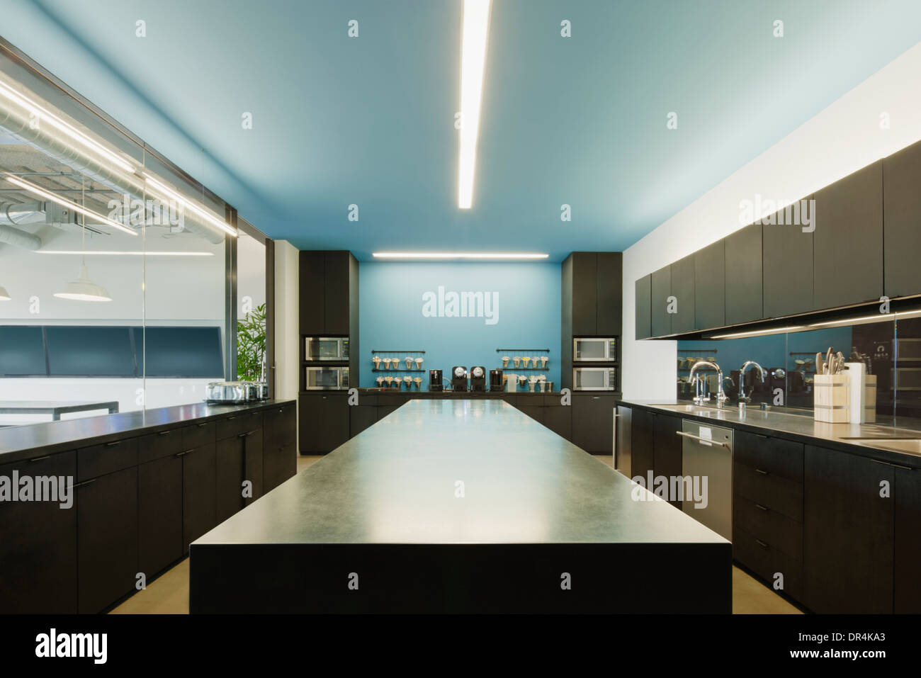 Leere Küche im Büro Stockfoto
