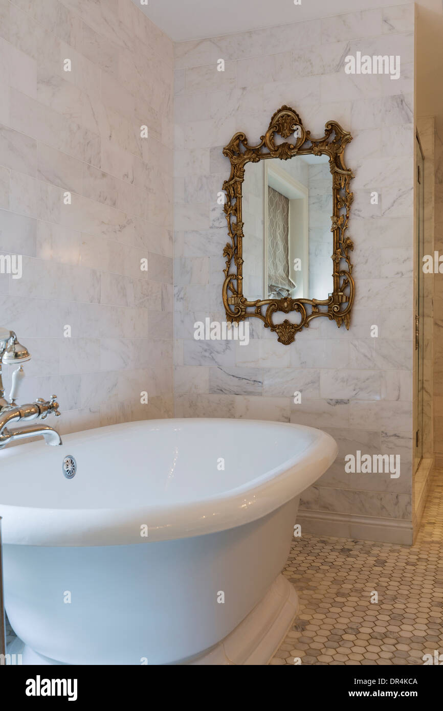 Badewanne und Spiegel in reich verzierten Badezimmer Stockfoto