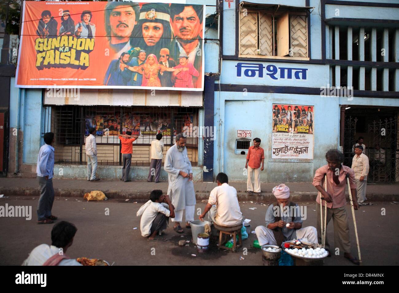 14. Februar 2009 warten - Mumbai, Indien - Bollywood Kinobesucher vor Nishant Kino, eines der ältesten Kinos in Mumbai die Bollywood-Filme screening sind. (Kredit-Bild: © Subhash Sharma/ZUMAPRESS.com) Stockfoto