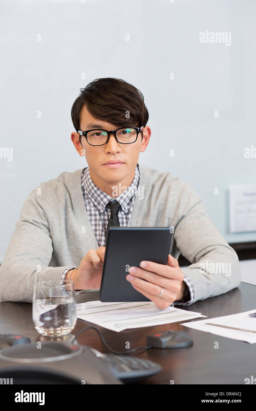 Koreanischer Geschäftsmann mit digital-Tablette in office Stockfoto