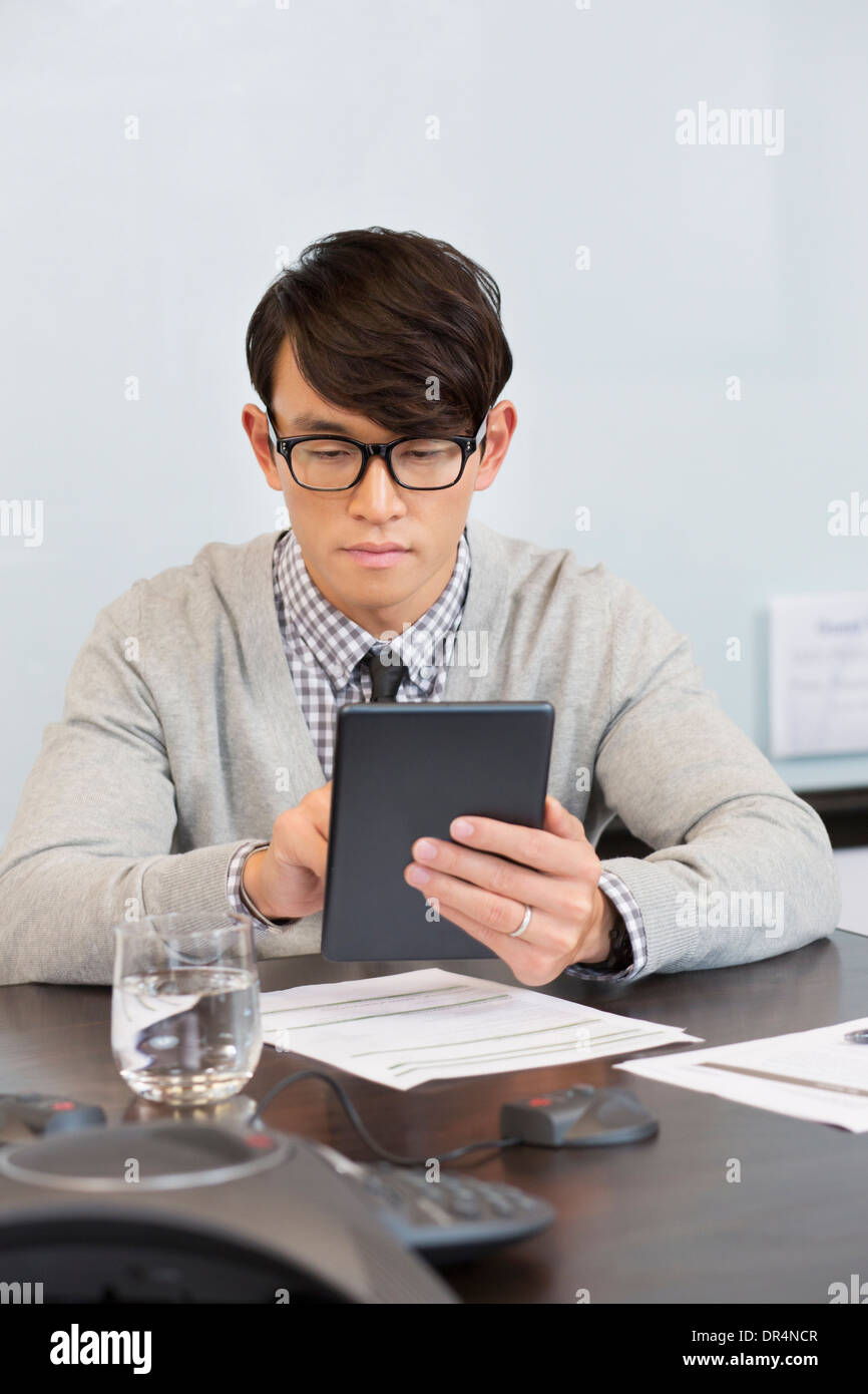 Koreanischer Geschäftsmann mit digital-Tablette in office Stockfoto