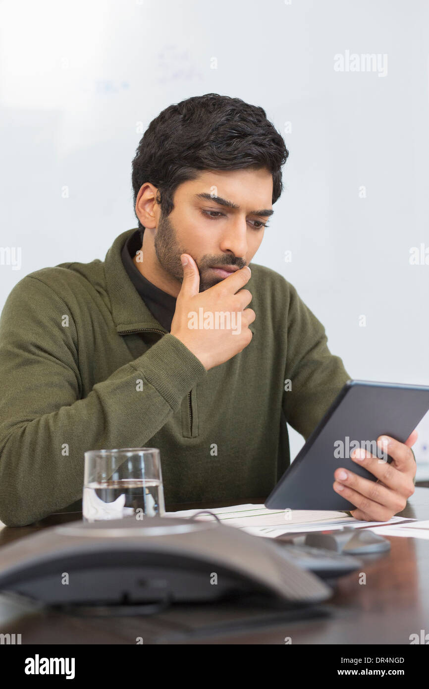 Indischer Geschäftsmann mit digital-Tablette in office Stockfoto