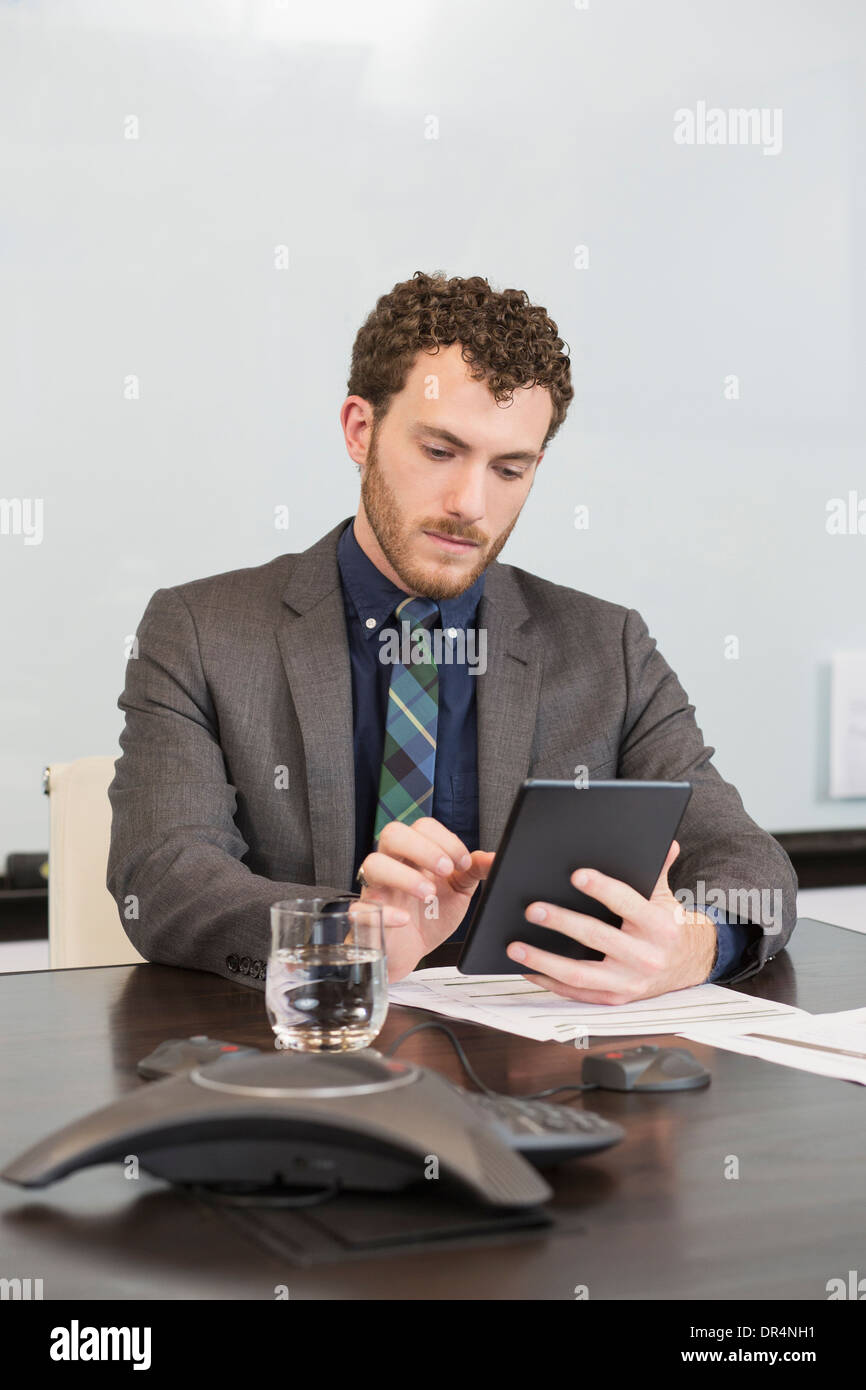 Kaukasische Geschäftsmann mit digital-Tablette in office Stockfoto