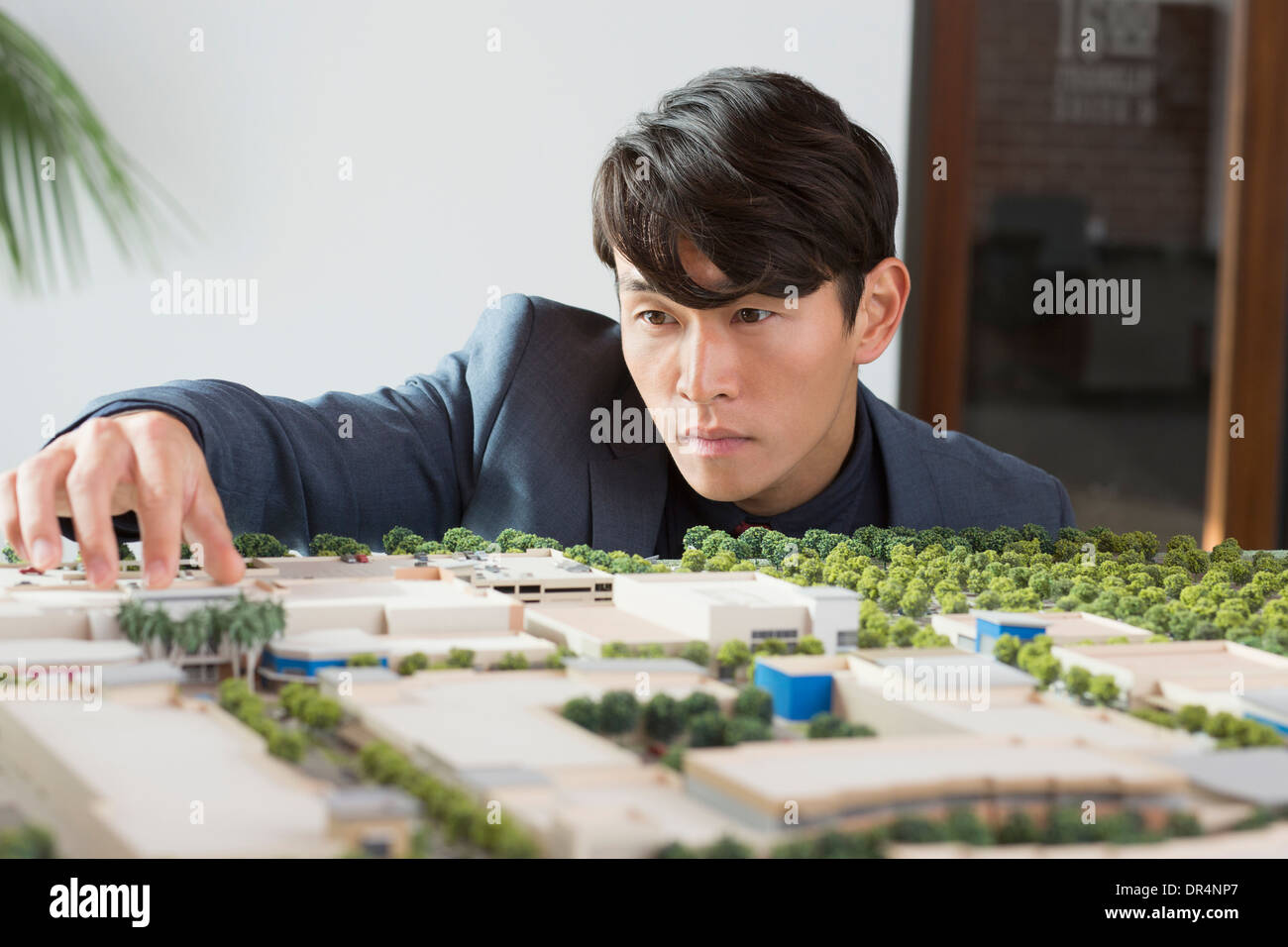 Koreanischer Geschäftsmann Prüfung Scale-Modell Stockfoto