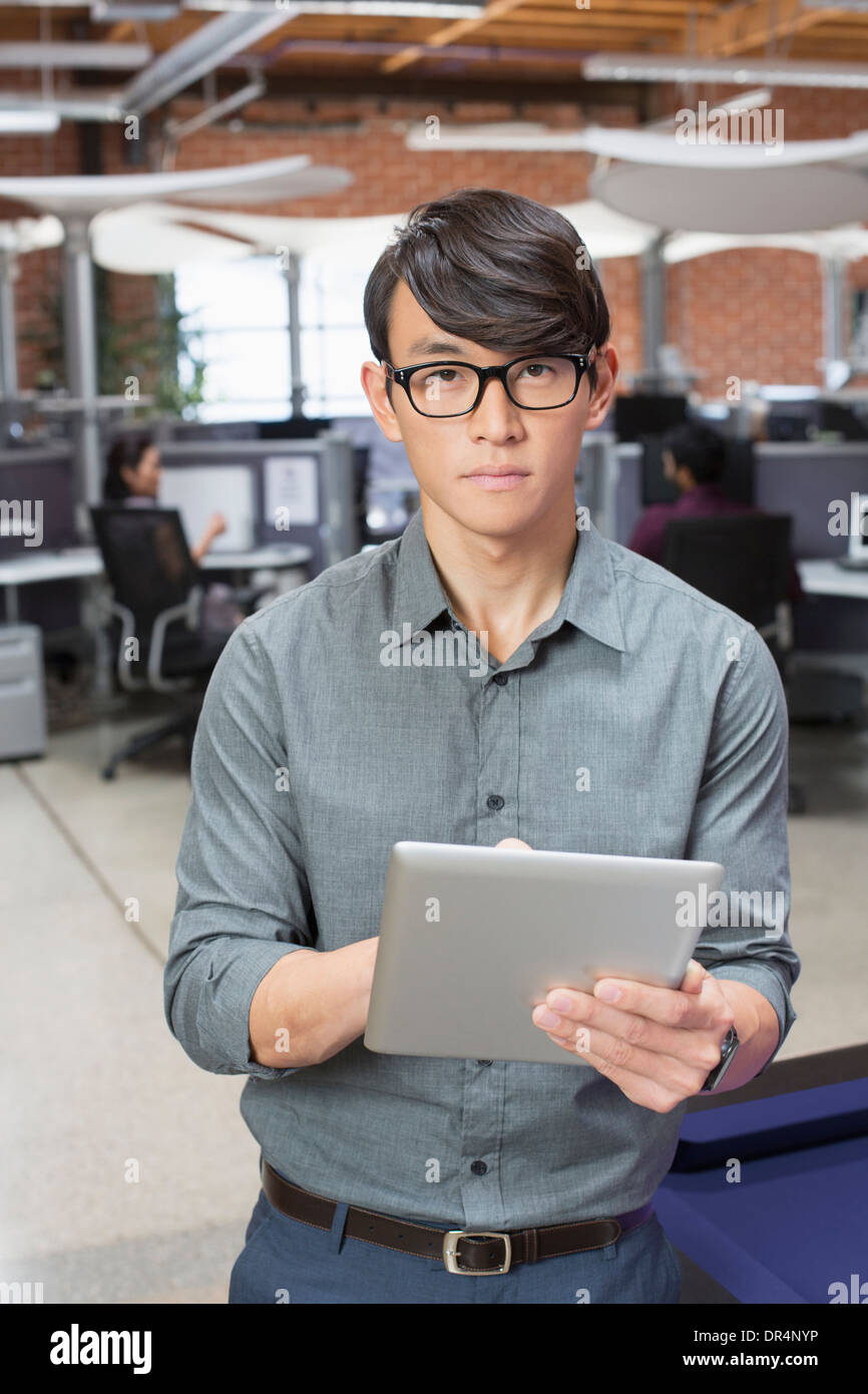 Geschäftsmann mit digital-Tablette in Büro-Lounge-Bereich Stockfoto