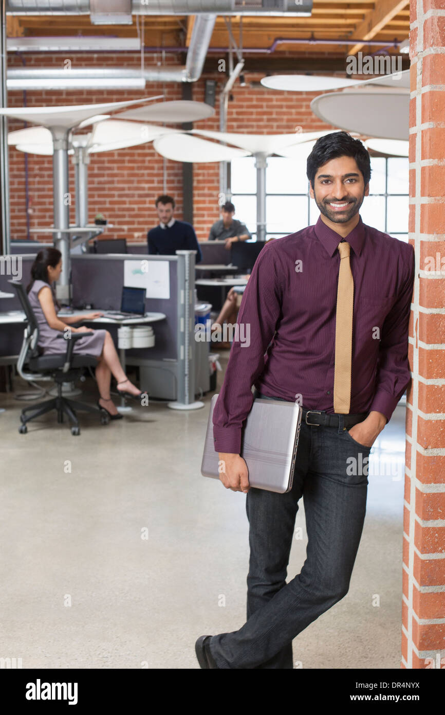 Geschäftsmann lächelnd in Büro Stockfoto