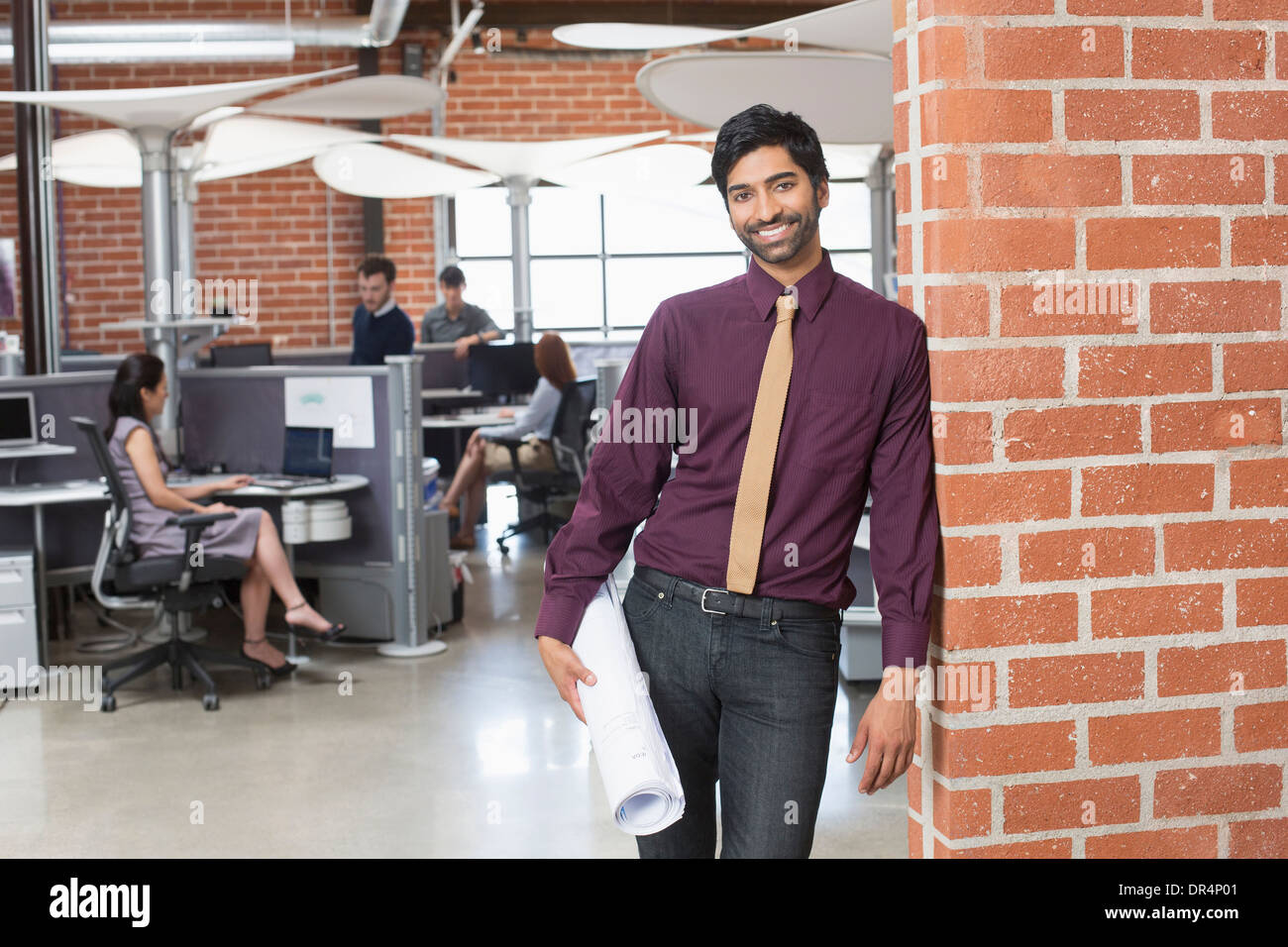 Geschäftsmann lächelnd in Büro Stockfoto
