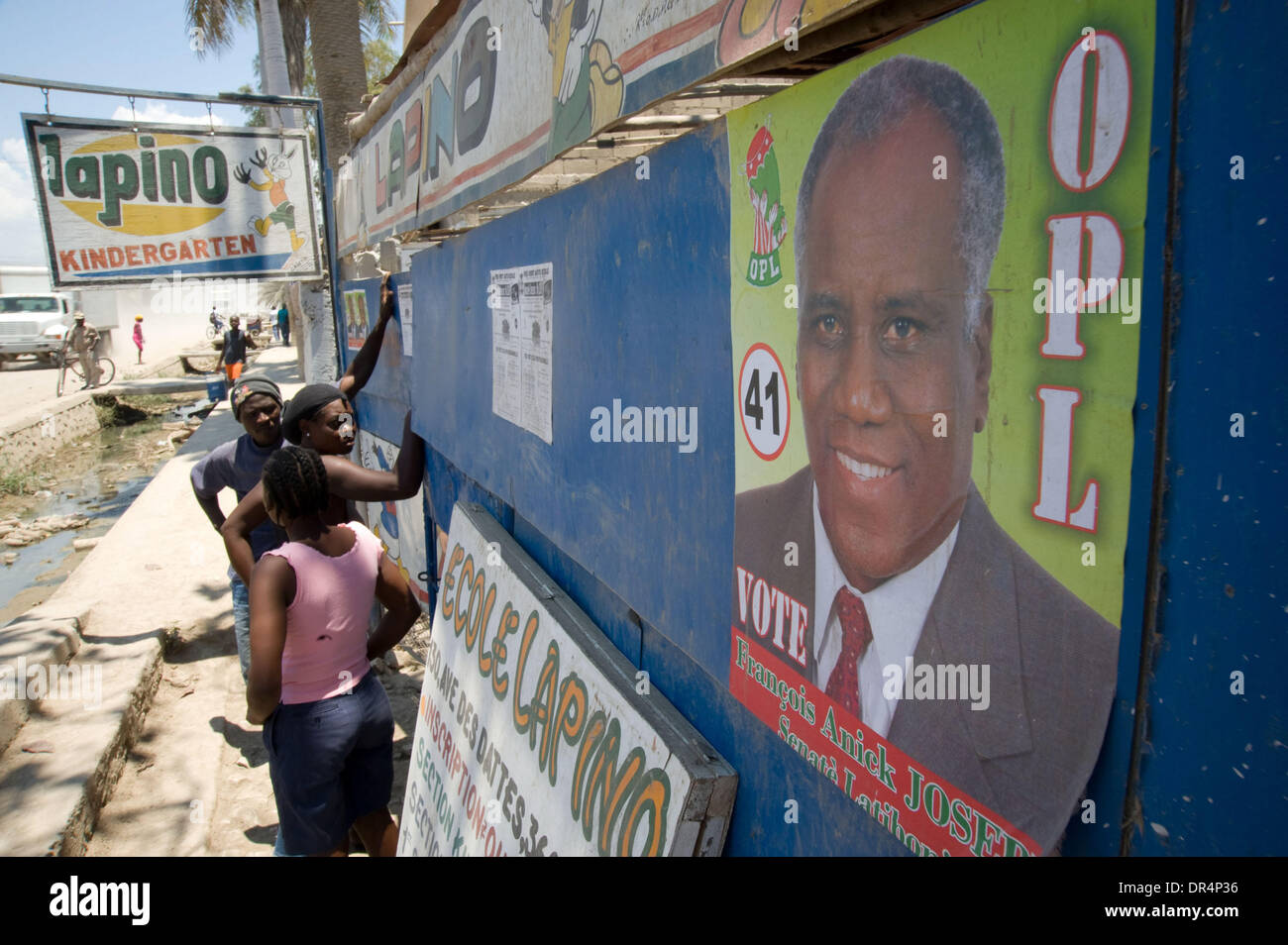 21. April 2009 - Gonaives, Haiti - ein Wahlplakat klebte an der Wand einer Straße in Gonaives, Haiti, nach Senatswahlen. (Kredit-Bild: © David Snyder/ZUMA Press) Stockfoto