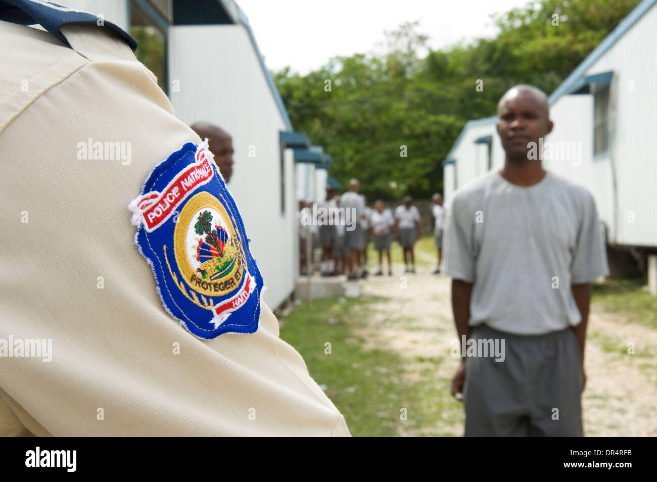 30. April 2009 - Port au Prince, Haiti - Kadetten stehen stramm, während von Inspector General Jean Miguelite Maxime, Direktor der Haitianer National Police Academy in Port au Prince behandelt. (Kredit-Bild: © David Snyder/ZUMA Press) Stockfoto