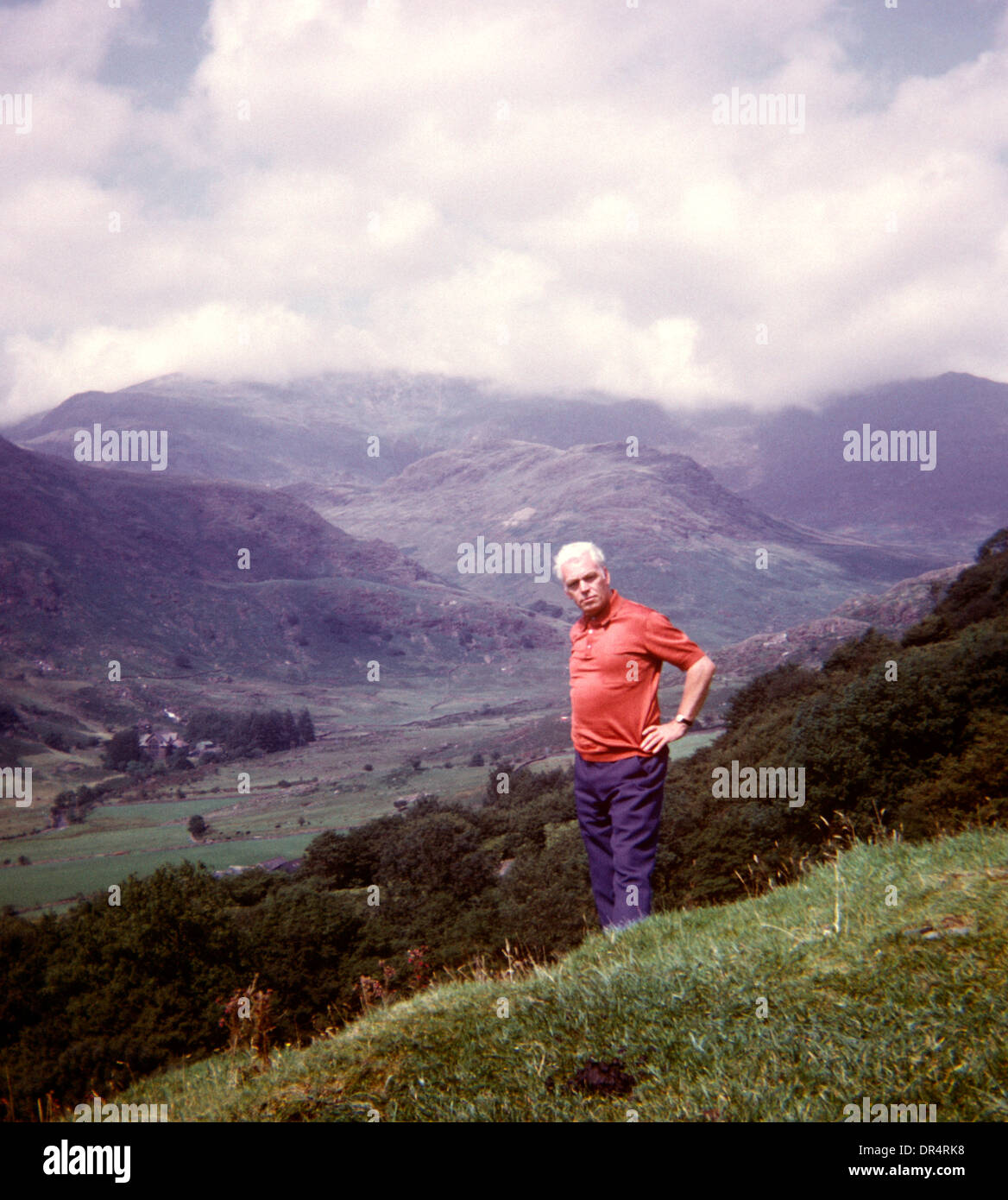 Ein Porträt von einem Mann mittleren Alters mit walisischen Bergen und Hügeln im Hintergrund in den 1970er Jahren. Stockfoto