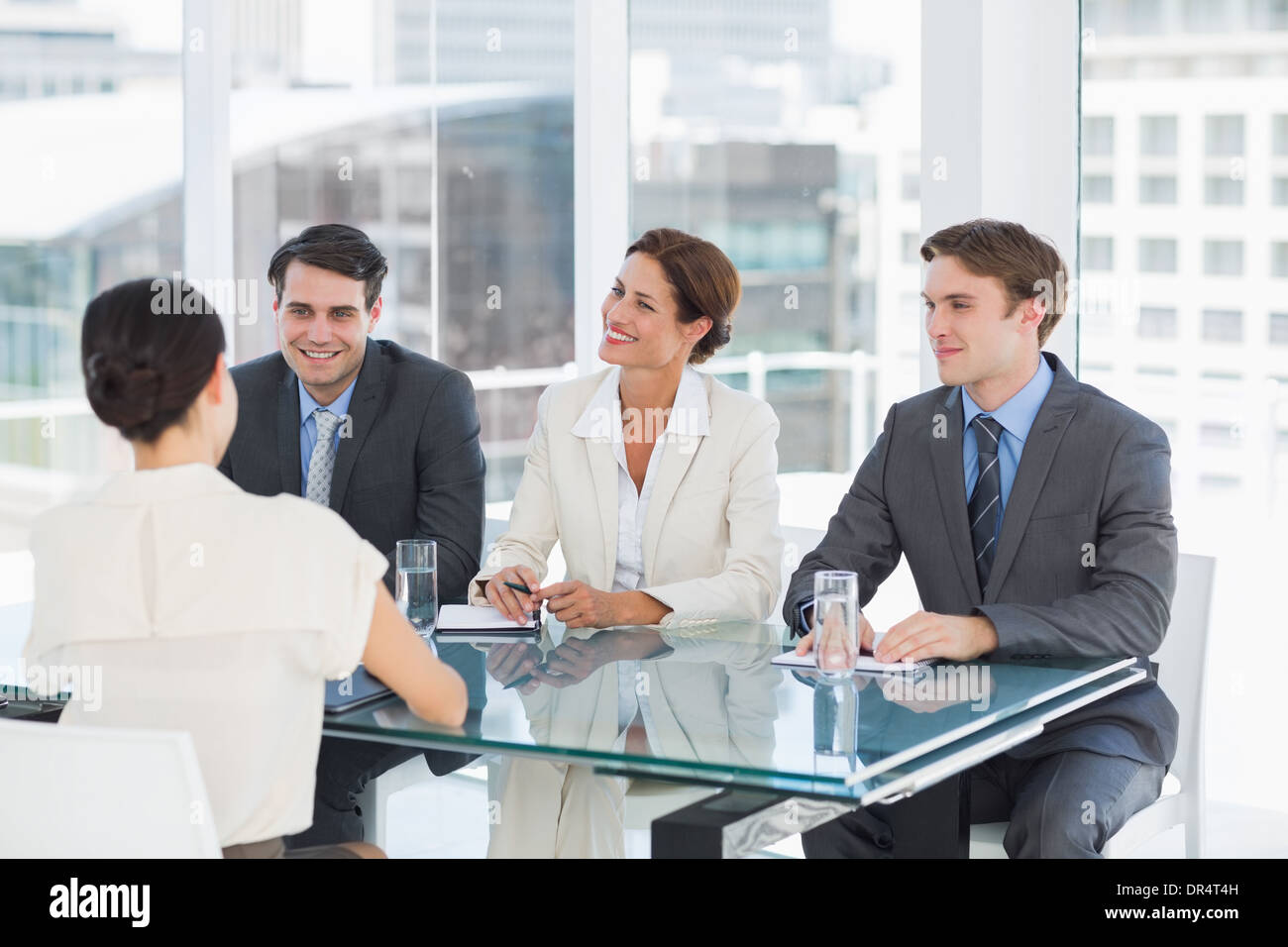Recruiter, die Prüfung der Bewerber beim Vorstellungsgespräch Stockfoto
