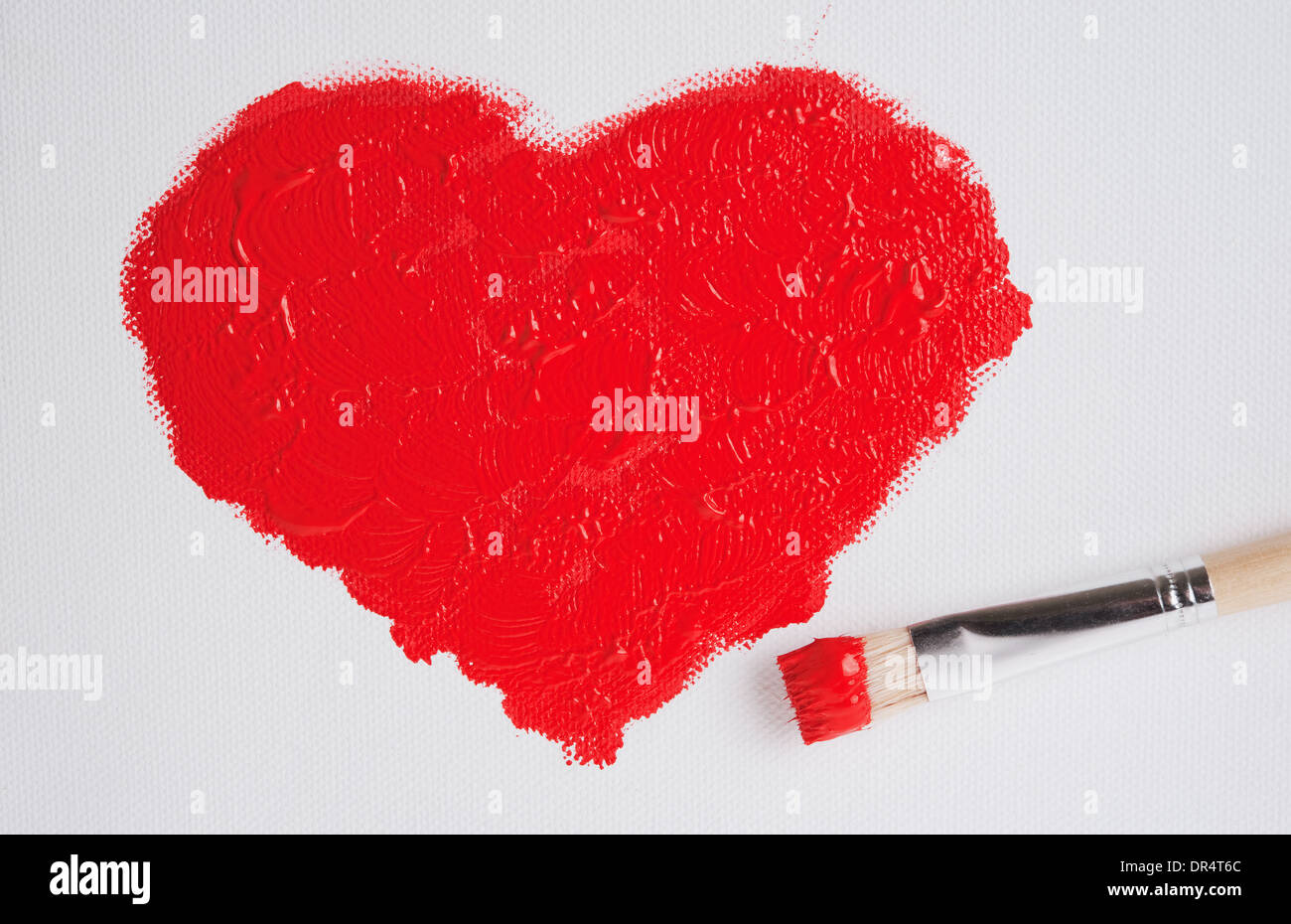rotes Herz mit Acrylfarbe auf weißer Leinwand gemalt Stockfoto
