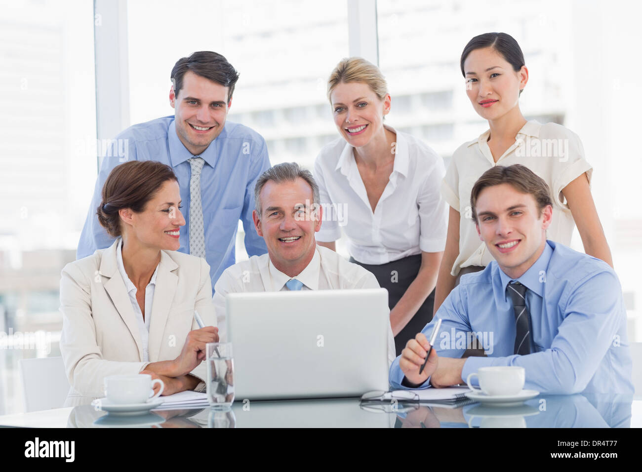 Geschäftskollegen mit Laptop am Schreibtisch Stockfoto ...
