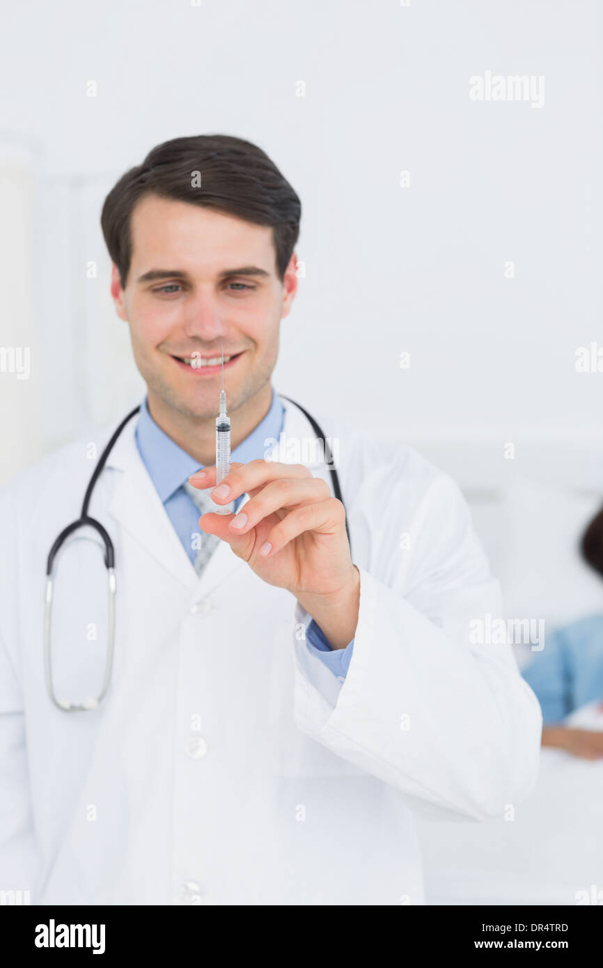 Männlichen Arzt hält eine Spritze im Krankenhaus Stockfoto