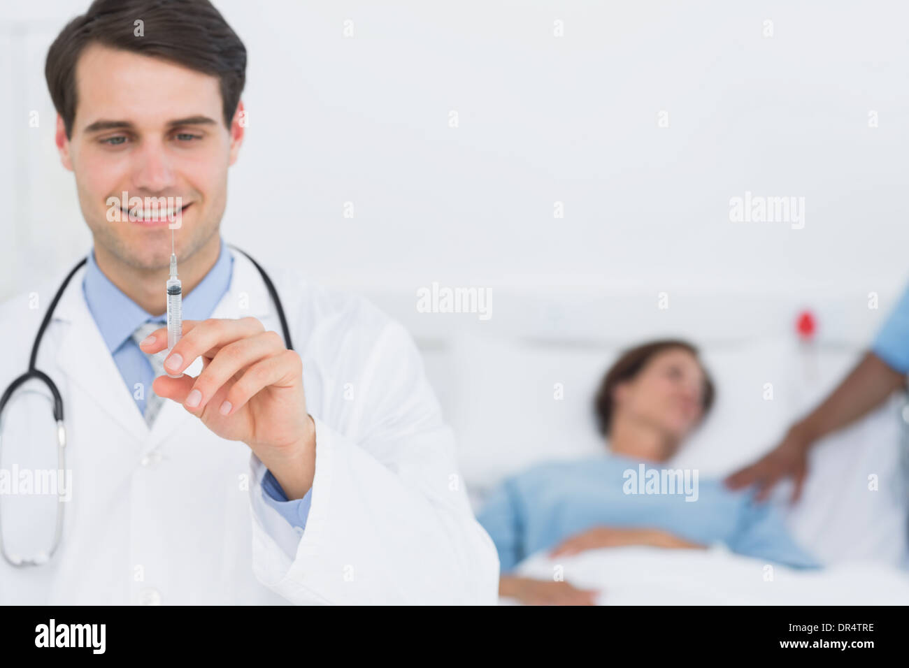 Männlichen Arzt Hält Eine Spritze Im Krankenhaus Stockfotografie Alamy