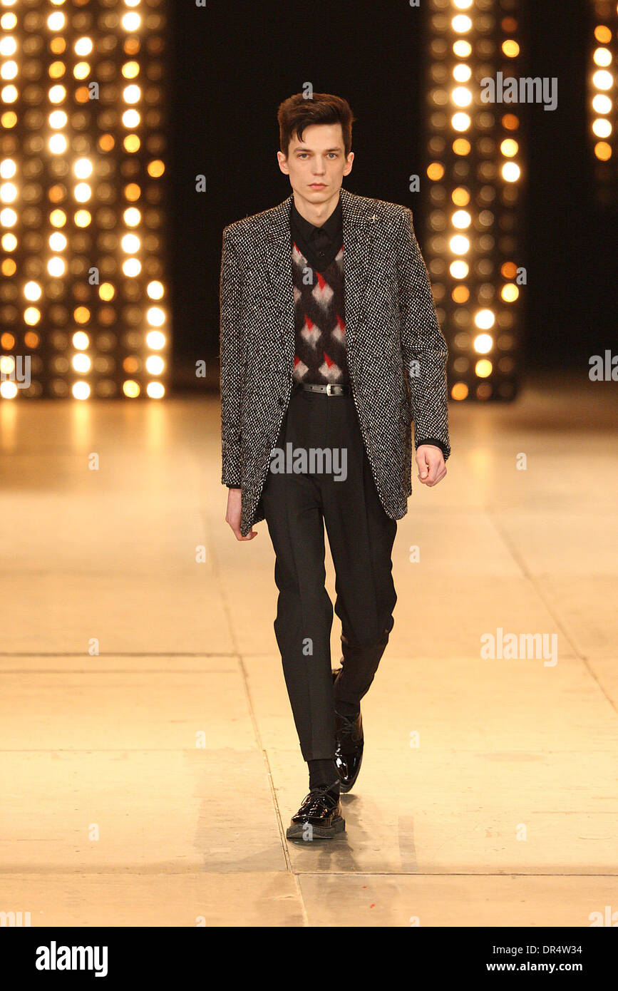 Paris Frankreich 19 Januar 2014 Ein Model Tragt Eine Kreation Von Franzosischen Designer Hedi Slimane Als Teil Von Saint Laurent Herbst Winter 2014 2015 Kollektion Prasentiert Wahrend Der Paris Homme Mens Fashionweek In Paris
