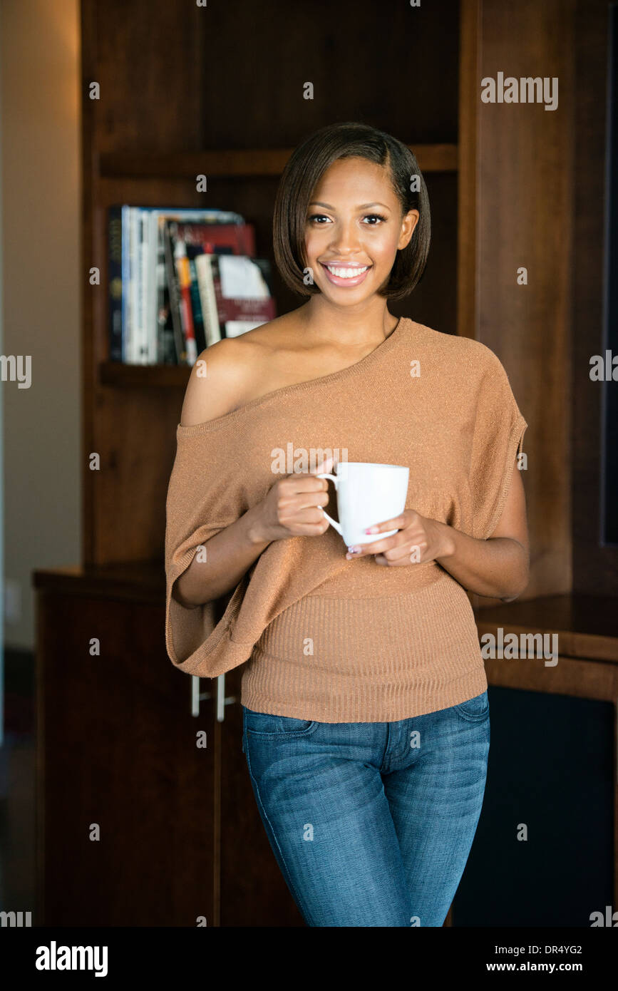Gemischte Rassen Frau Tasse Kaffee Stockfoto
