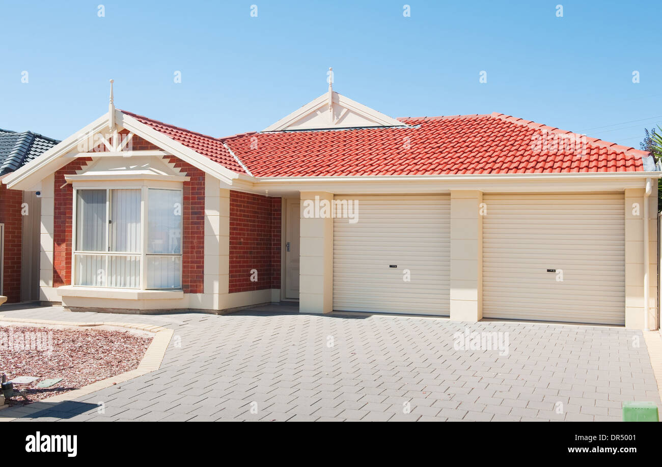 Typische Fassade ein modernes Vorstadthaus Stockfoto
