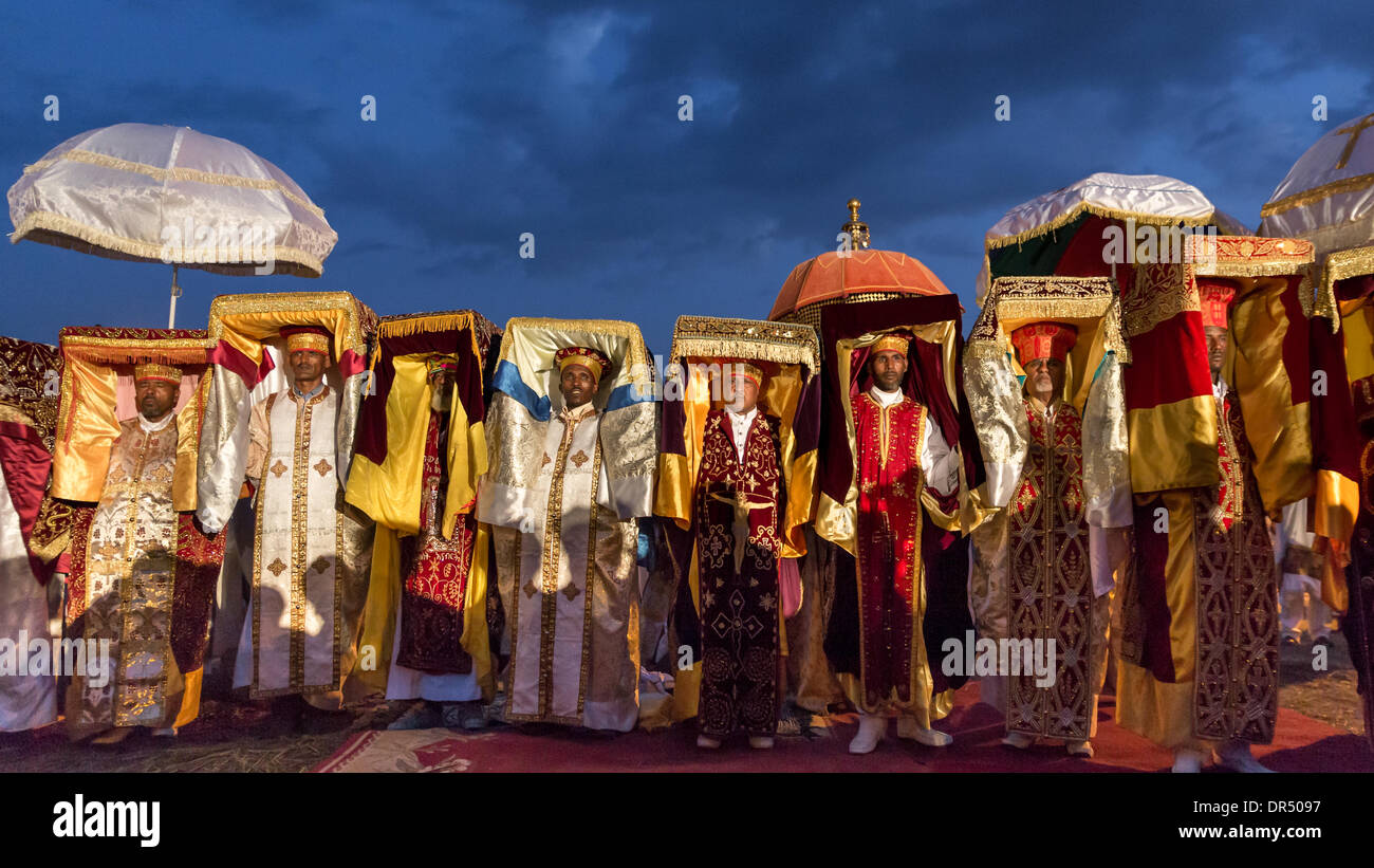 Addis Abeba, Äthiopien. 18. Januar 2014. Priester tragen Tabot, ein Modell des Bogens des Bundes, bei einer farbenfrohen Prozession Timket Feierlichkeiten der Epiphanie, zur Erinnerung an die Taufe Jesu, am 18. Januar 2014 in Addis Abeba. Bildnachweis: Dereje Belachew/Alamy Live-Nachrichten Stockfoto