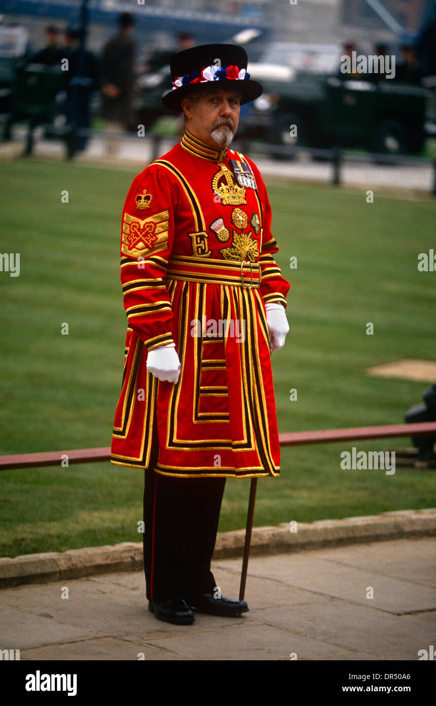 Ein Beefeater Sergeant Yeoman steht Wache vor dem Tower of London. Stockfoto