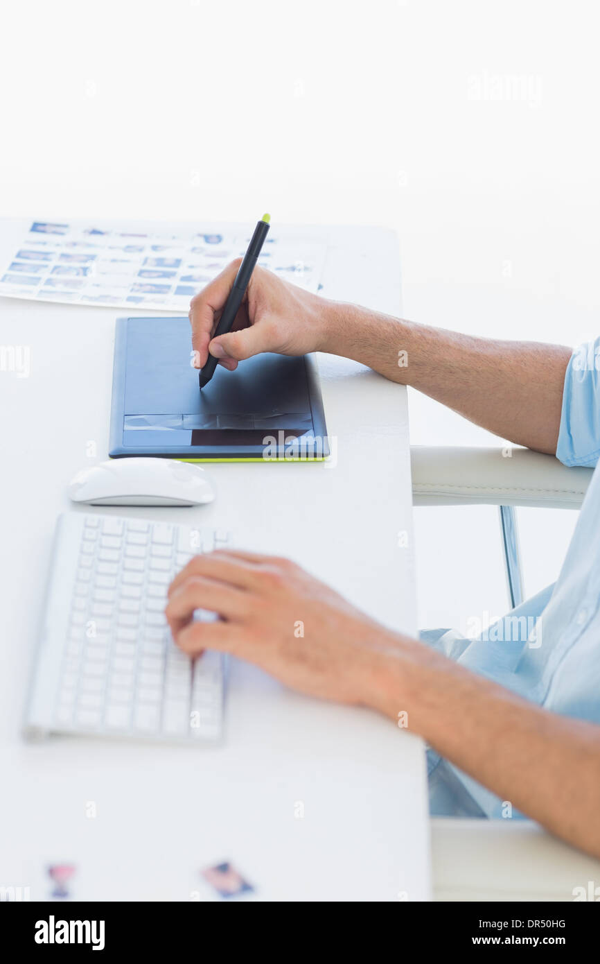 Männliche Bildbearbeitung mit Grafiktablett Stockfoto