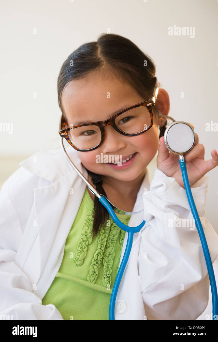 Koreanisches Mädchen spielen Arzt Stockfoto
