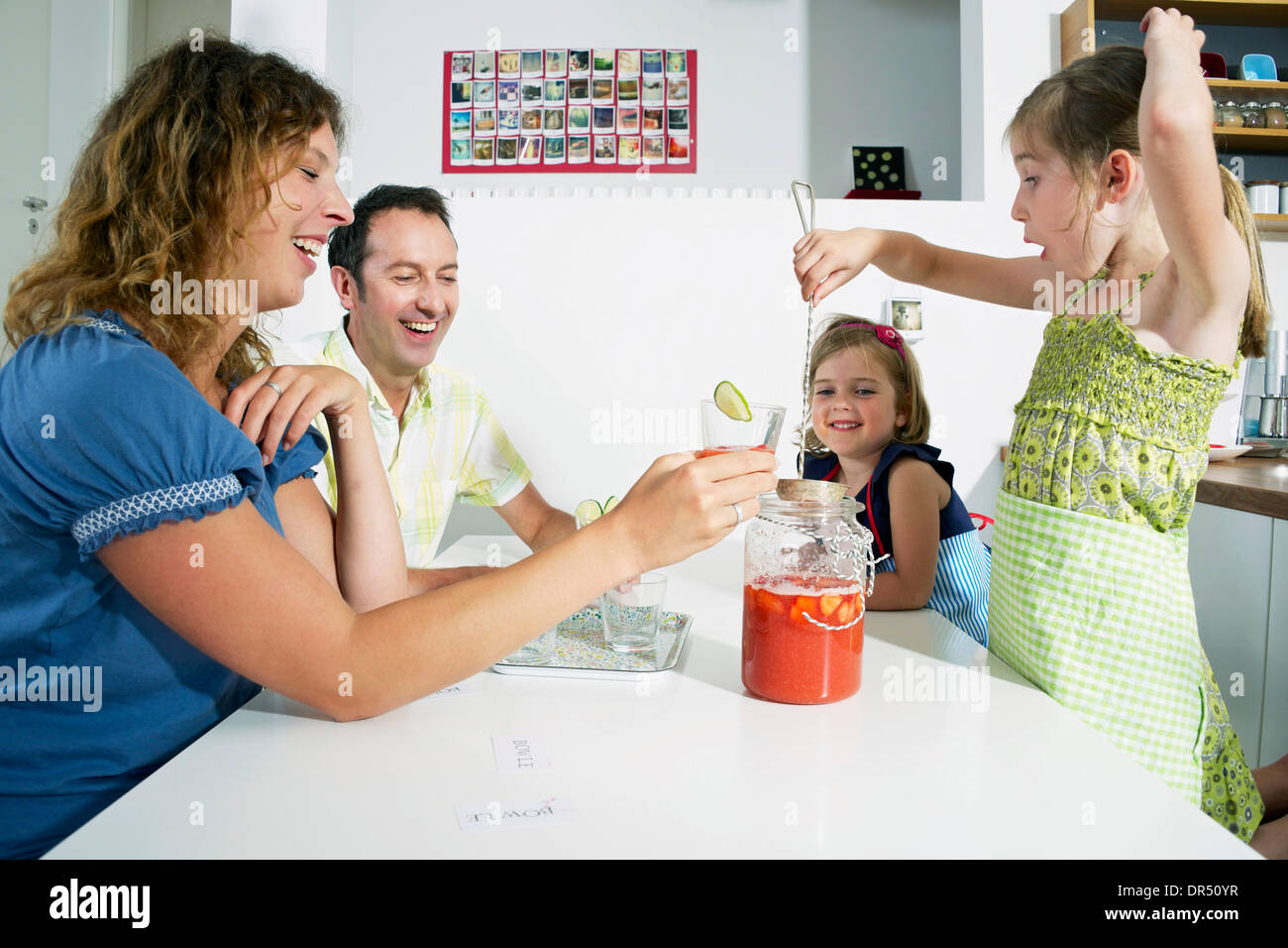 Familie In der Küche Stockfoto