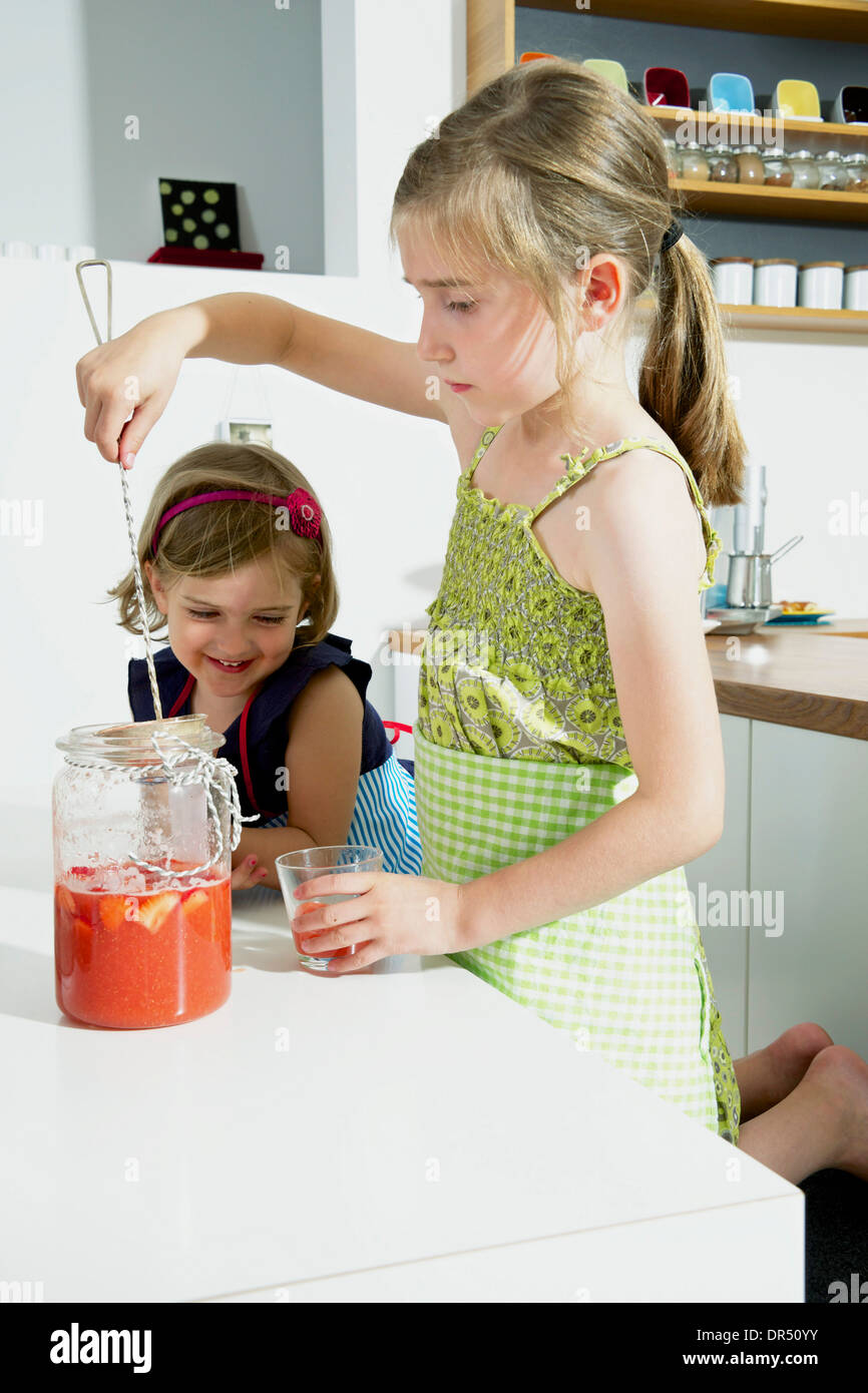 Kinder In der Küche Stockfoto