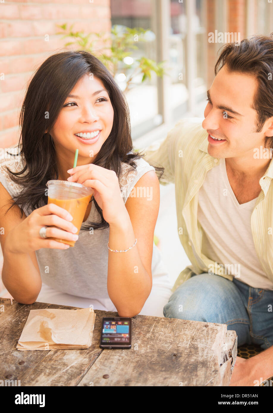 Paar genießt Eiskaffee im Straßencafé Stockfoto