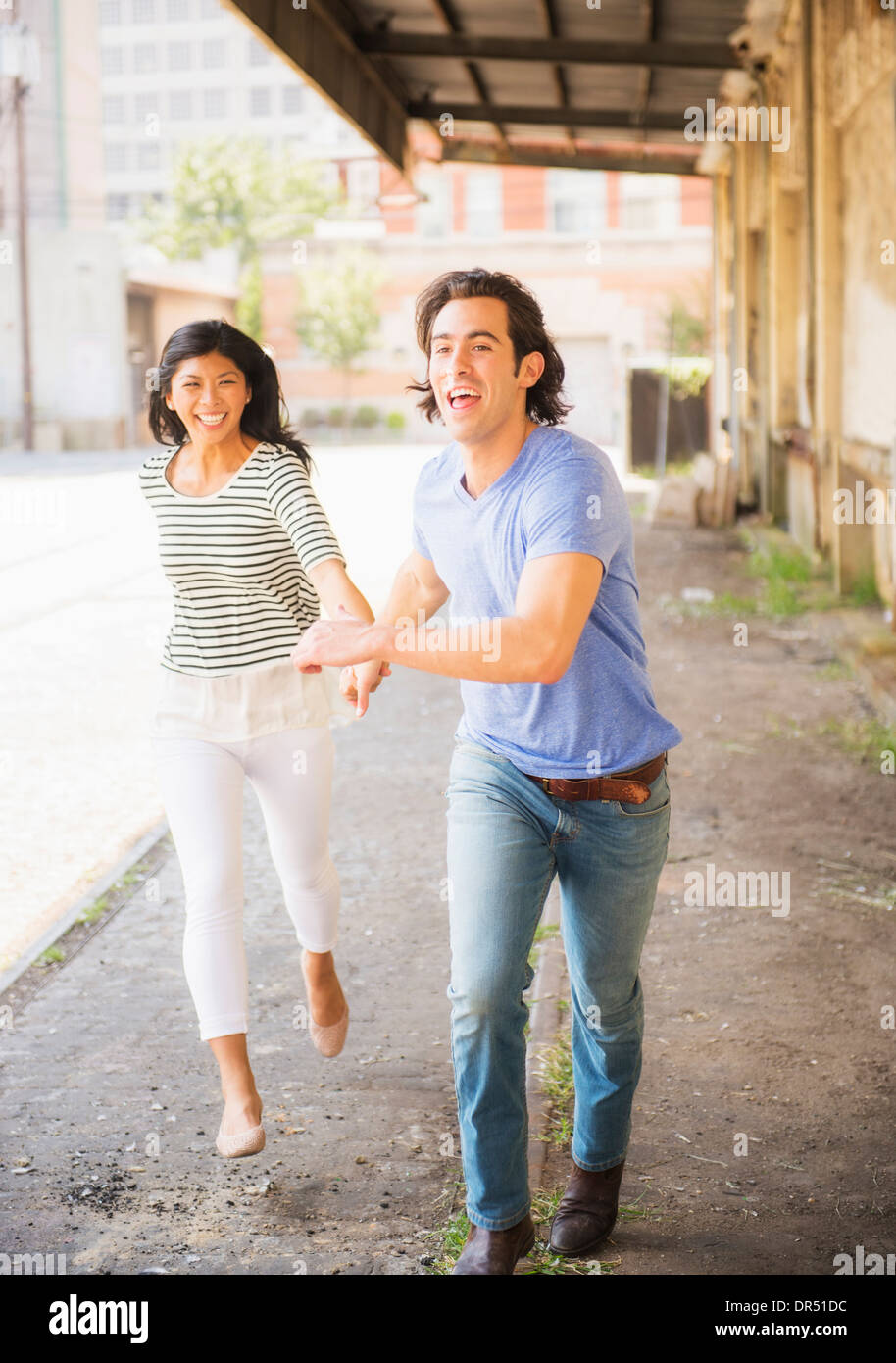Paar auf städtischen Straße laufen Stockfoto