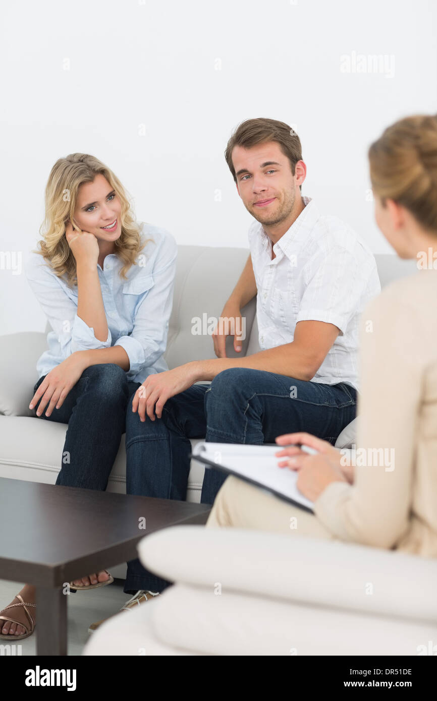 Paar im Gespräch mit einem Finanzberater Stockfoto