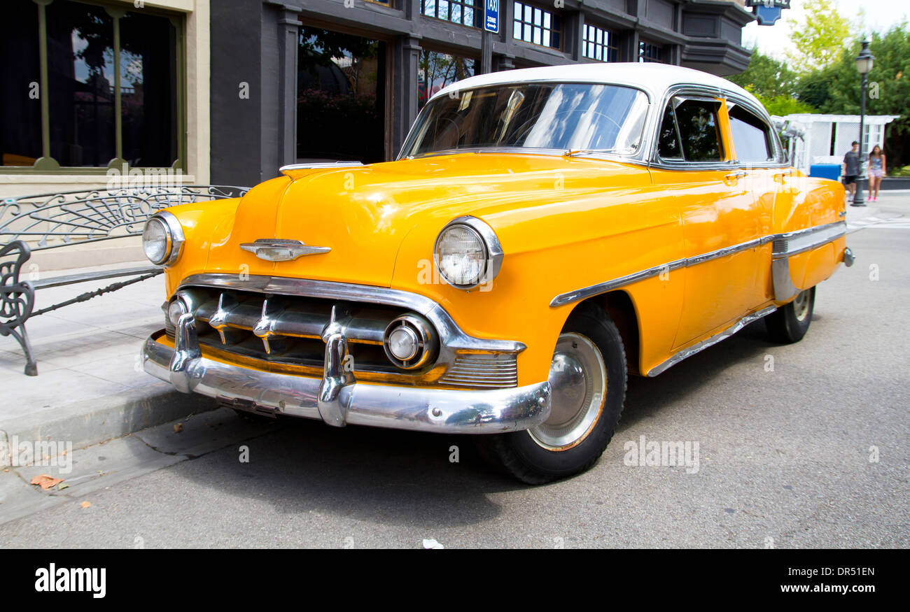 gelb 50 Oldtimer in der Straße geparkt Stockfotografie - Alamy