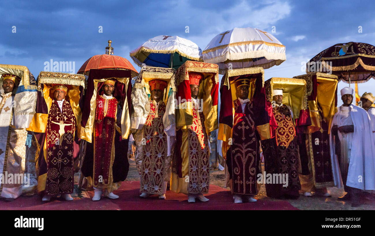 Addis Abeba, Äthiopien. 18. Januar 2014. Priester tragen Tabot, ein Modell des Bogens des Bundes, bei einer farbenfrohen Prozession Timket Feierlichkeiten der Epiphanie, zur Erinnerung an die Taufe Jesu, am 18. Januar 2014 in Addis Abeba. Bildnachweis: Dereje Belachew/Alamy Live-Nachrichten Stockfoto