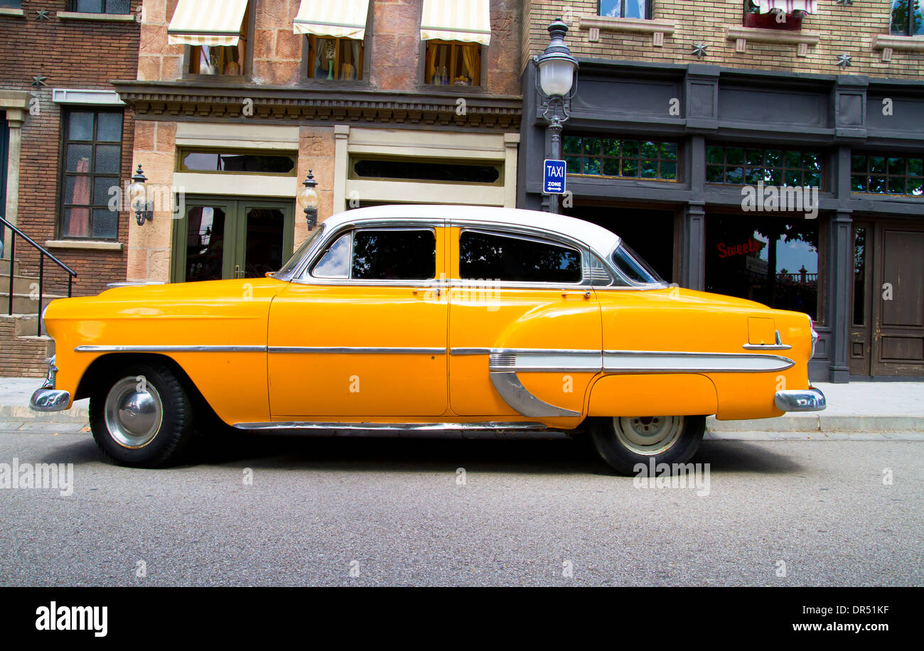 gelb 50 Oldtimer in der Straße geparkt Stockfotografie - Alamy