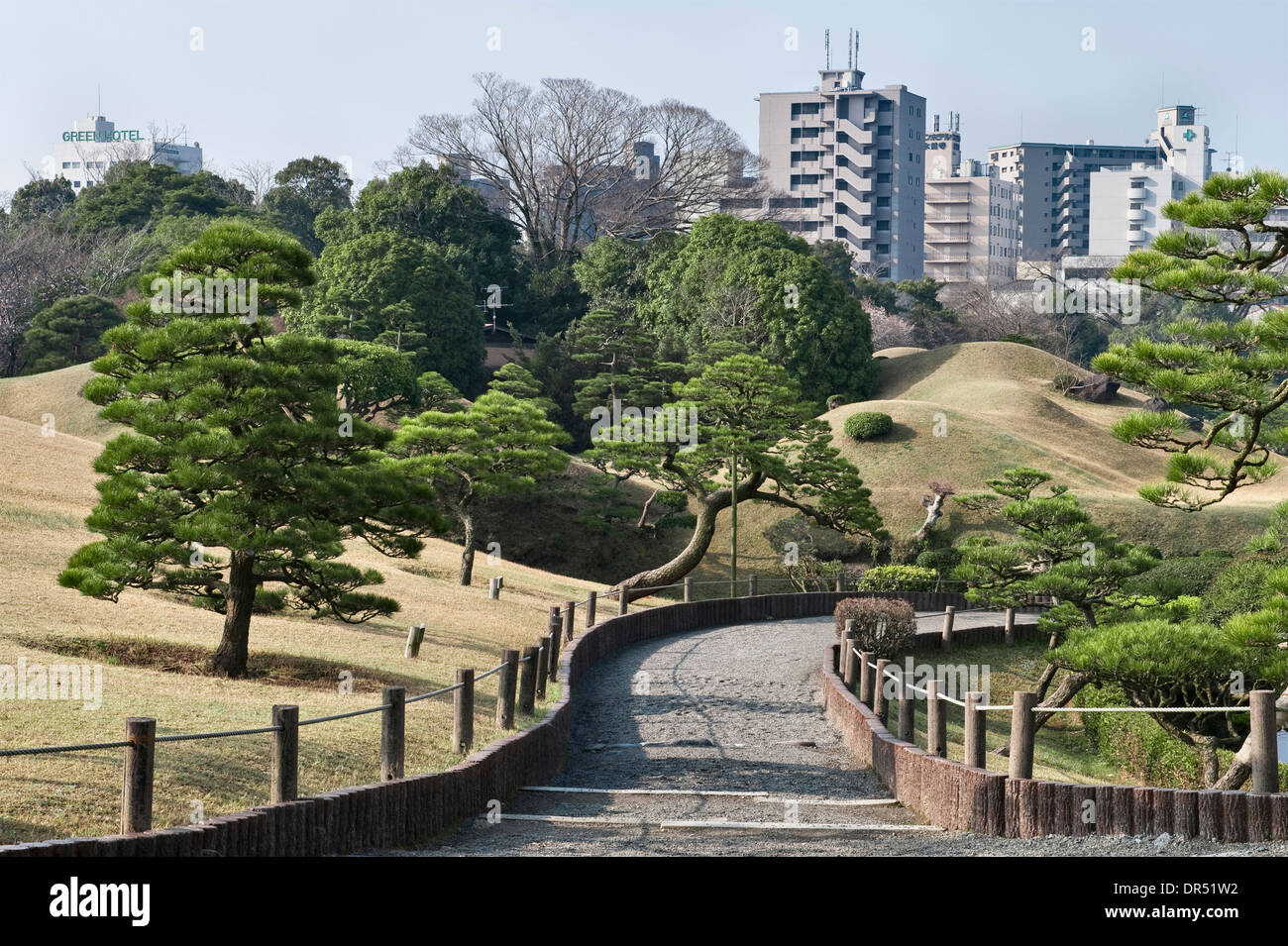 Der berühmte Garten von Suizen-ji Joju-en im Zentrum von Kumamoto, Japan. Es handelt sich um einen traditionellen „tropischen Garten“, der 1632 begonnen wurde Stockfoto