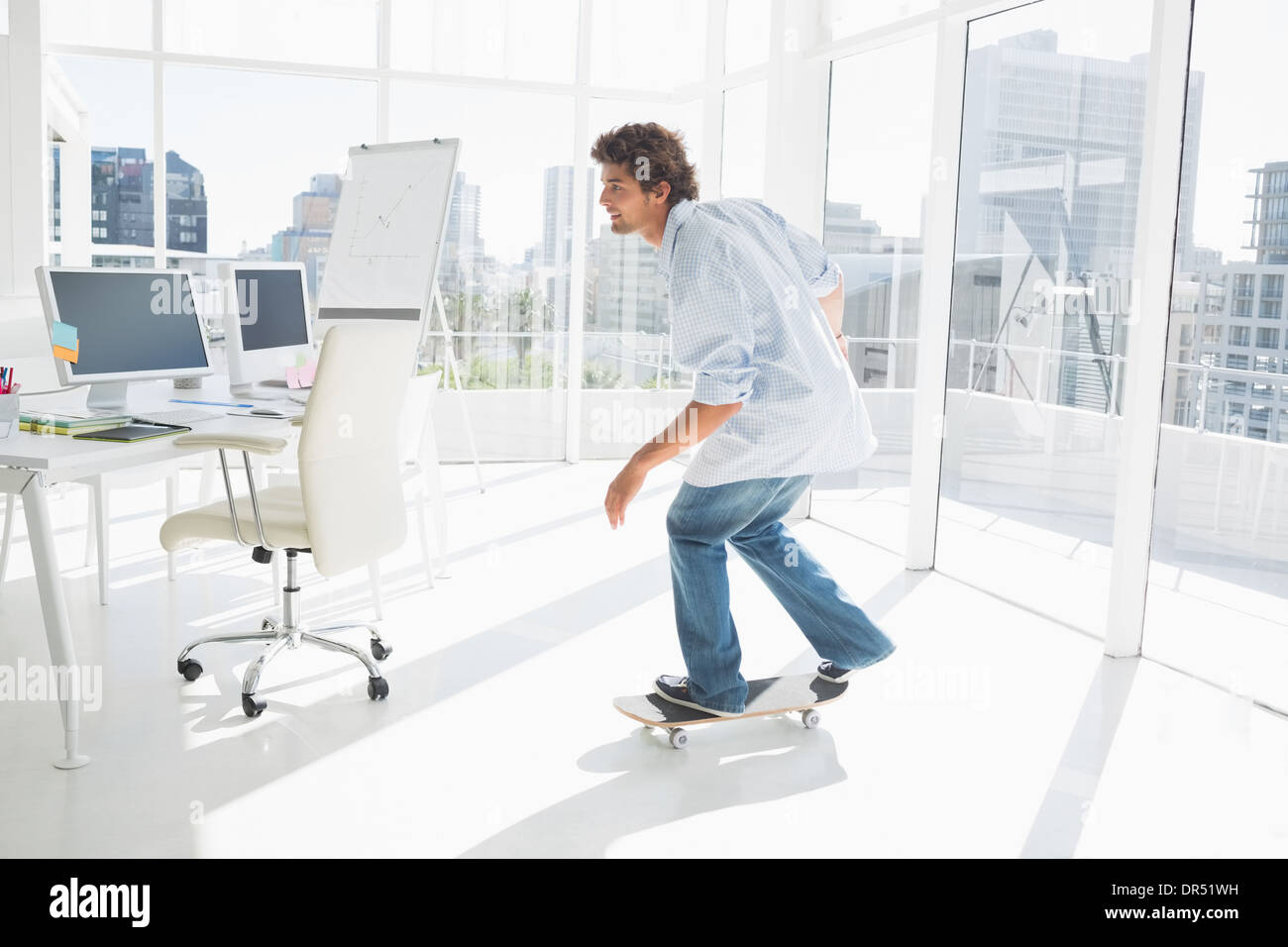 Voller Länge eines jungen Mannes, skateboarding Stockfoto