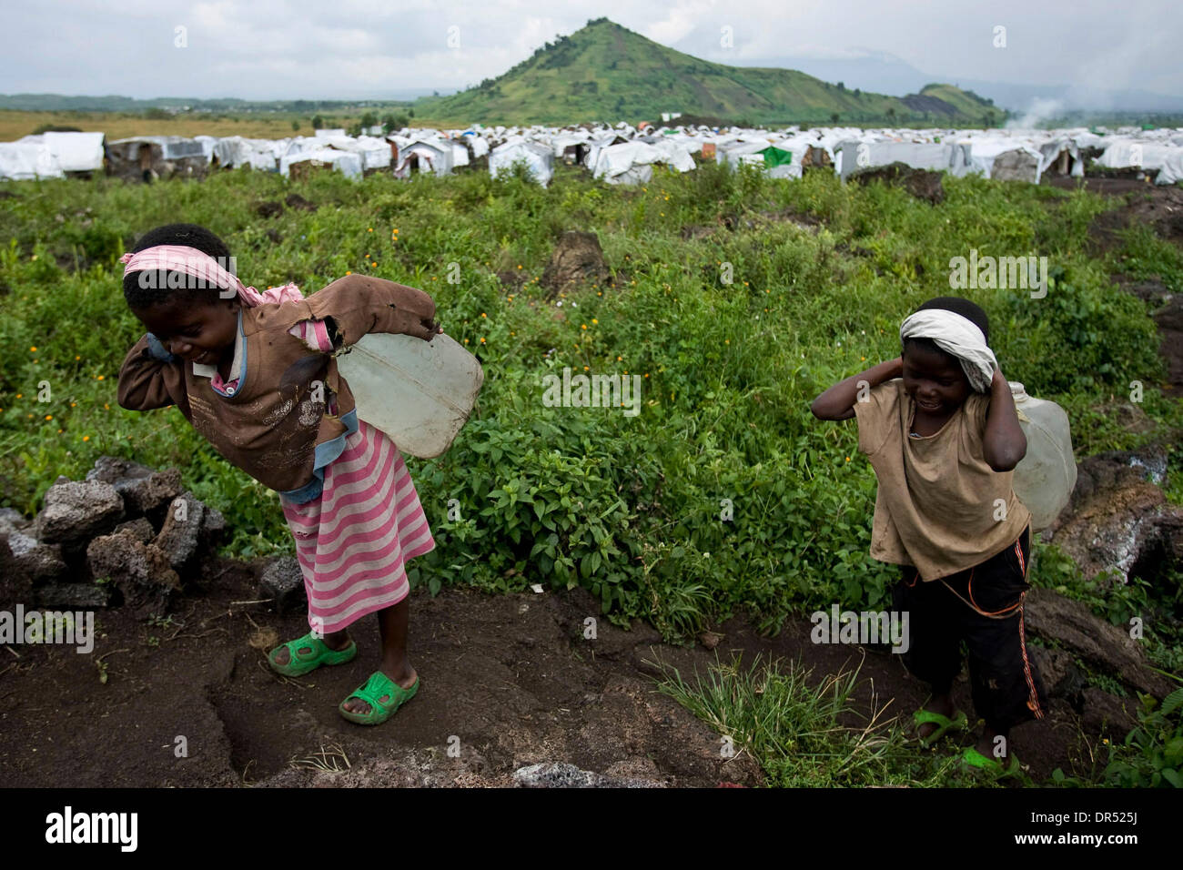 8. Dezember 2008 - Goma, demokratische Republik Kongo - Vertriebenen kongolesischen Kinder tragen ihre Familie am Camp Bulengo, westlich von Goma mit Trinkwasser. (Kredit-Bild: © t.j. Kirkpatrick/ZUMA Press) Stockfoto