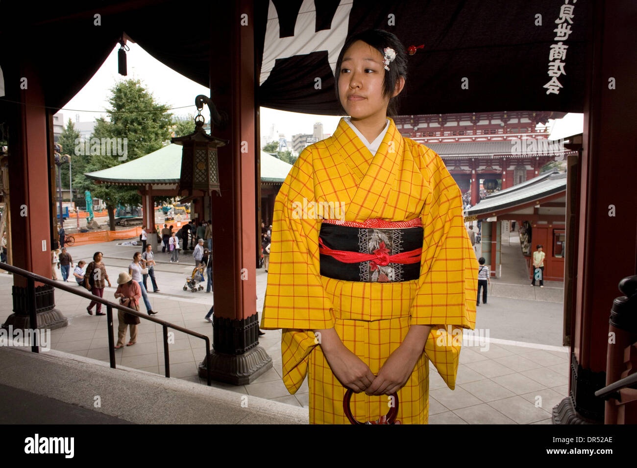 Eine junge Frau schmückt einen leuchtenden gelbe Kimono. Datum ist ein Näherungswert. Stockfoto