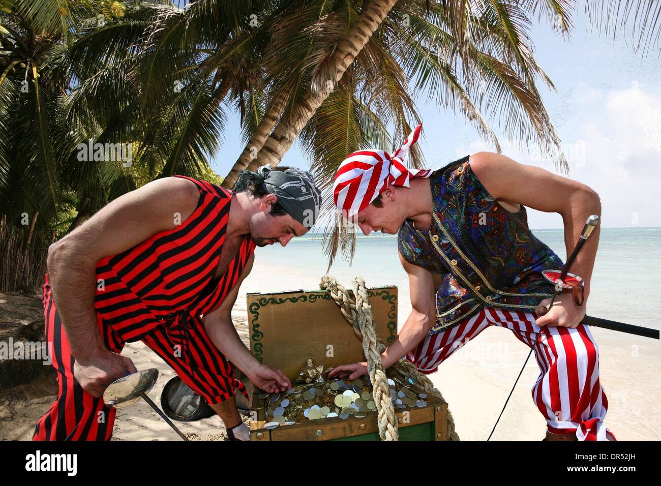 27. Dezember 2008 - San Andres, Columbia - kostümierten Piraten schauen Sie sich ihren Vorrat an Beute, eine gefälschte Schatztruhe als Stütze für Touristen genutzt. (Kredit-Bild: © Tonne Koene/ZUMApress.com) Stockfoto